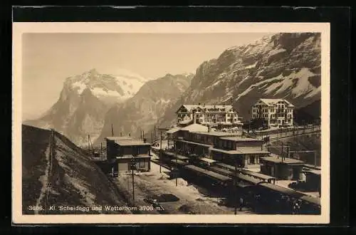 AK Kl. Scheidegg, Bahnhof mit Zügen und Wetterhorn-Blick