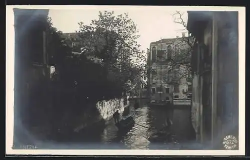 AK Venedig, Kanalpartie mit Gondeln