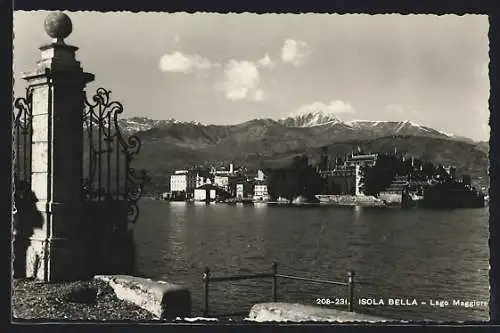 AK Isola Bella /Lago Maggiore, Ortsansicht mit Gebirgspanorama