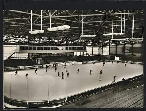 AK Halle /Saale, Blick in die Eissporthalle