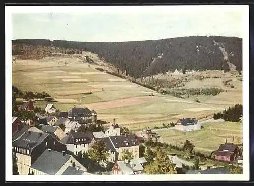 AK Oberwiesenthal /Erzgeb., Ortsansicht mit Fichtelberg