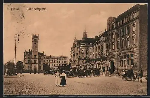AK Erfurt, Pferdekutschen auf dem Bahnhofsplatz