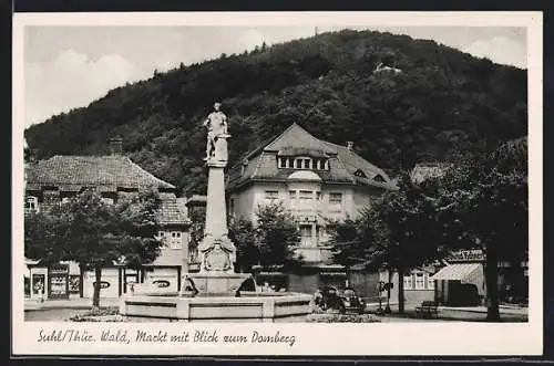 AK Suhl /Thür. Wald, Markt mit Brunnen und Blick zum Domberg