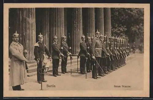 AK Berlin, Neue Wache, Soldaten in Uniform mit Pickelhaube