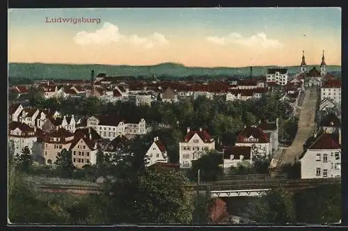 AK Ludwigsburg / Württ., Ortsansicht mit Bahnübergang