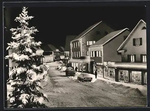 AK Bad Schussenried, Wilhelm-Schussen-Strasse an einem Winterabend