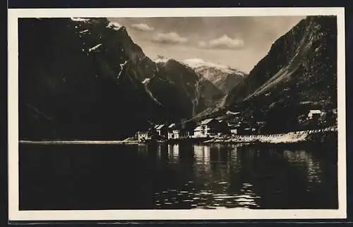AK Gudvangen, Teilansicht vom See aus, Berge im Hintergrund