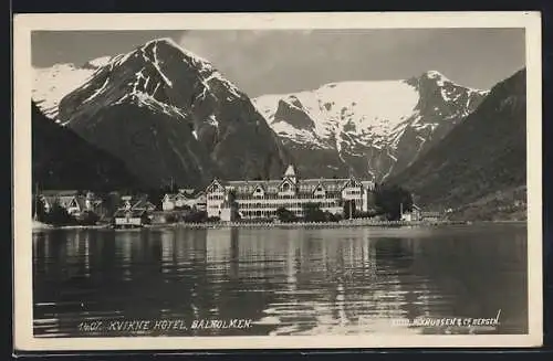 AK Balholm, Kvikne Hotel, Ansicht von der Seeoberfläche mit Blick auf die Berge