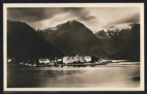 AK Balholm, Villa am Wasser vor Gebirge