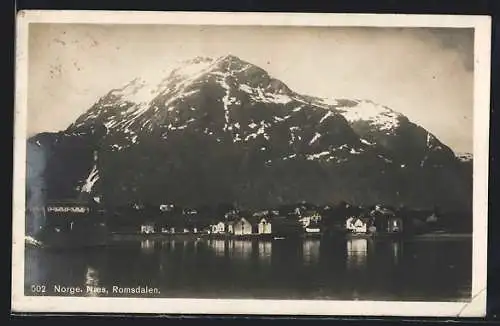 AK Naes /Romsdalen, Ortsansicht gegen schneebedeckte Gipfel