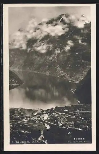 AK Geiranger, Fjord und wolkenumhangene Berge