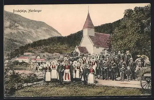 AK Brudefolge /Hardanger, Anwohner in Trachten vor der Kirche