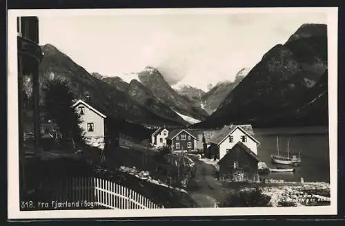 AK Fjoerland i. Sogn, Strassenpartie am Fjord