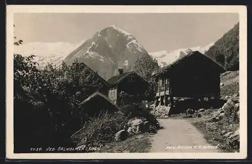 AK Balholmen /Sogn, Holzhütten gegen schneebedeckte Berge