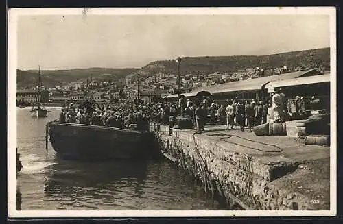 AK Haifa, Ausbootung am Hafen