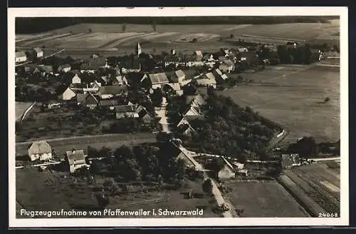 AK Pfaffenweiler i. Schwarzwald, Teilansicht mit Strassenpartie, Fliegeraufnahme