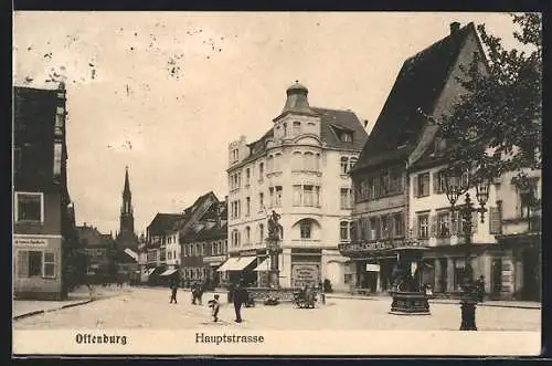 AK Offenburg, Hautpstrasse mit Geschäften, Kirche und Brunnen