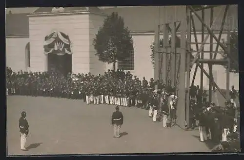 Foto-AK Wurzen, Verbandstag der Feuerwehr 1920, Übungen an der Leiter vor Publikum