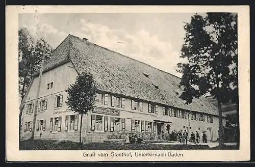 AK Unterkirnach /Baden, Gasthaus zum Stadthof mit kleiner Versammlung
