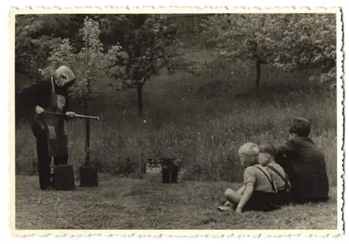 7 Fotografien Imker in Schutzkleidung bei der Arbeit und beim sprühen von Schutzmitteln, Bienenstock, Beekeeper