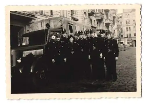 5 Fotografien unbekannter Fotograf, Ansicht Berlin-Friedrichshain. KVP - Polizeiwache, Polizisten m. LKW Phänomen Granit