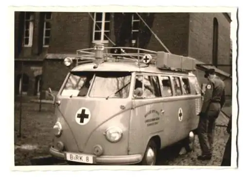 7 Fotografien Ansicht Berlin, VW Bulli, Volkswagen des Deutschen Roten Kreuz, Einsatz mit Katastrophenschutz