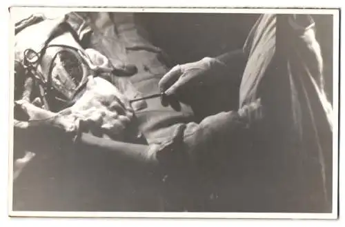 2 Fotografien Krankenhaus / OP-Saal, Chirurg führt Operation an einem Bein durch