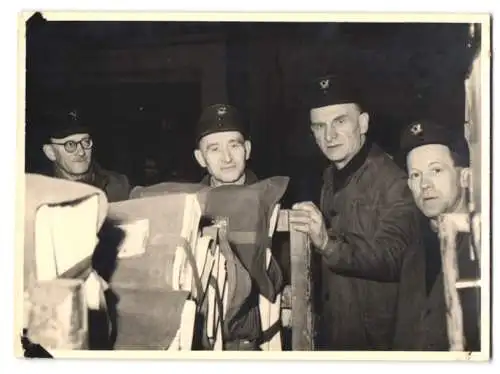 5 Fotografien Deutsche Post, Postbeamte beladen Eisenbahnwaggons mit Postsendungen