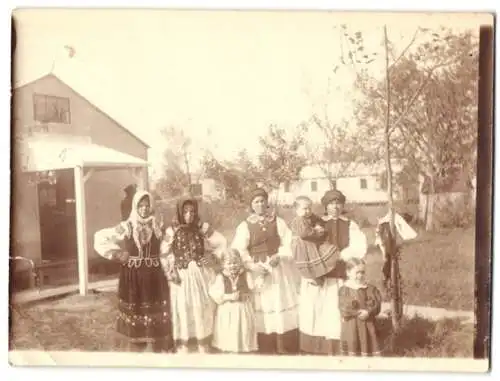 6 Fotografien 1.WK, Ansicht Rohatyn / Ukraine, K.u.k Soldaten am Bahnhof, Russische POW, Flüchtlinge, Ukrainer in Tracht