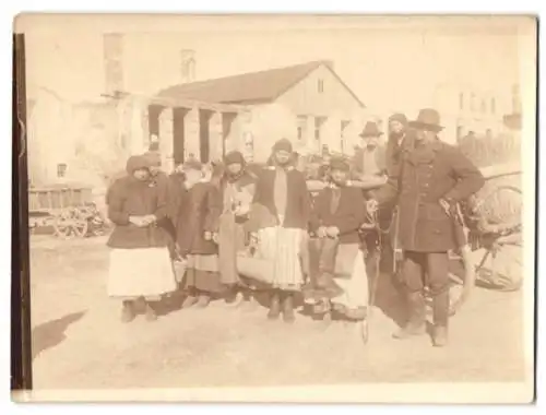 6 Fotografien 1.WK, Ansicht Rohatyn / Ukraine, K.u.k Soldaten am Bahnhof, Russische POW, Flüchtlinge, Ukrainer in Tracht