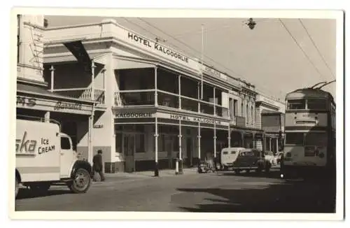 2 Fotografien unbekannter Fotograf, Ansicht Adelaide / Australien, Hotel Kalgoorlie, Strassenansicht bei der Bibliothek
