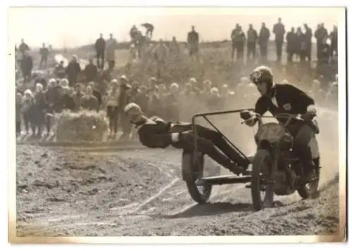 2 Fotografien unbekannter Fotograf, Ansicht Berlin-Grünau, Motorradrennen mit Seitenwagen des MC Grünau, Motorrad AWO GS