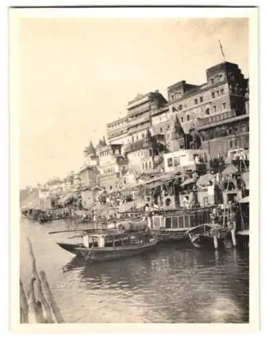 8 Fotografien unbekannter Fotograf, Ansicht Indien, Varanasi - Benares, Tempel am Flussufer, Waschung der Einheimischen