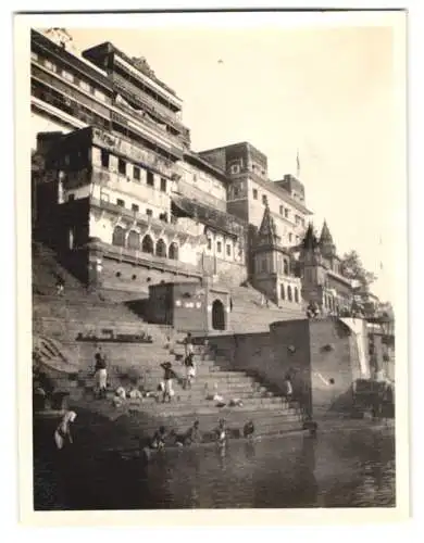 8 Fotografien unbekannter Fotograf, Ansicht Indien, Varanasi - Benares, Tempel am Flussufer, Waschung der Einheimischen