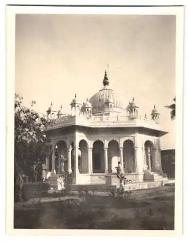 8 Fotografien unbekannter Fotograf, Ansicht Indien, Varanasi - Benares, Tempel am Flussufer, Waschung der Einheimischen