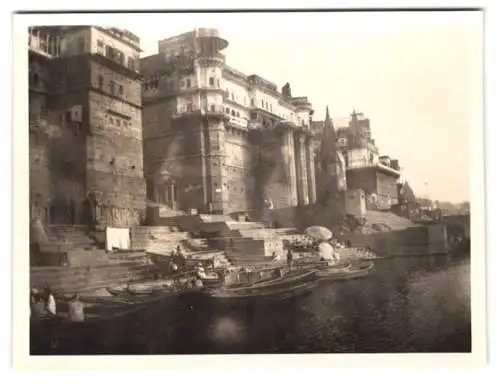 8 Fotografien unbekannter Fotograf, Ansicht Indien, Varanasi - Benares, Tempel am Flussufer, Waschung der Einheimischen