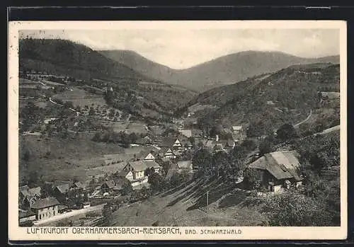 AK Oberharmersbach-Riersbach /Bad. Schwarzwald, Teilansicht mit Bergen