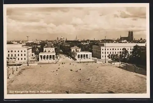 AK München, Passanten auf dem Königlichen Platz