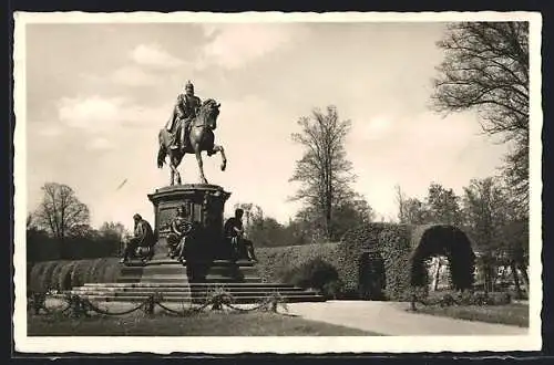AK Schwerin i. M., Denkmal Friedrich Franz II. im Schlossgarten