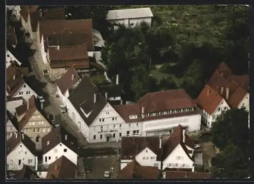 AK Dettingen / Erms, Der Gasthof Löwen aus der Vogelschau, Inh. Erwin Schneider