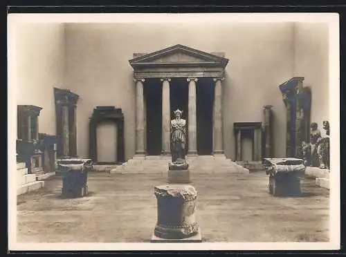 Foto-AK Deutscher Kunstverlag, Nr. 10a: Pergamon-Museum zu Berlin, der hellenistische Saal