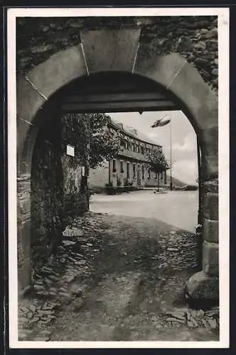 AK Lichtenberg, Eingangstor der Burg mit Blick auf die Jugendherberge