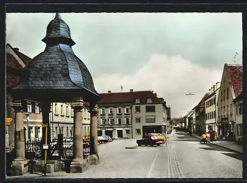 AK Höchstadt a. d. Aisch, Strassenpartie mit Geschäften und Autos