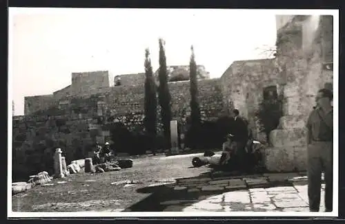 AK Kos, Menschen ruhen auf einem Platz