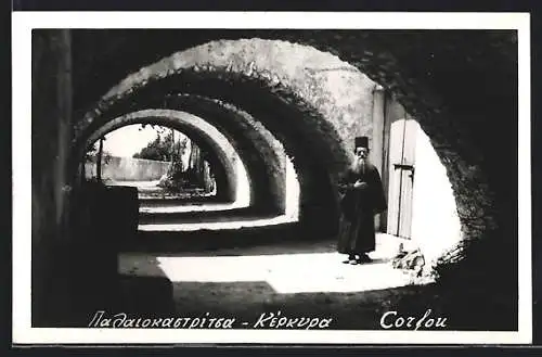 AK Corfou, Mann in einem Tunnelgang