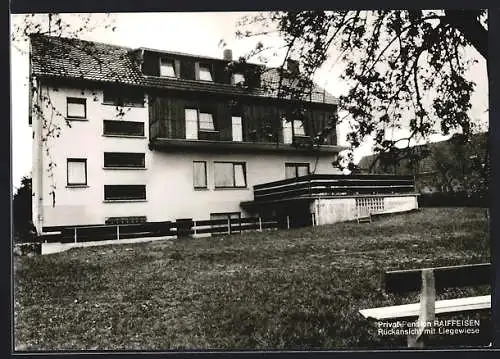 AK Weyerbusch /Westerwald, Pension Raiffeisen Fam. Walterschen, Rückansicht mit Liegewiese