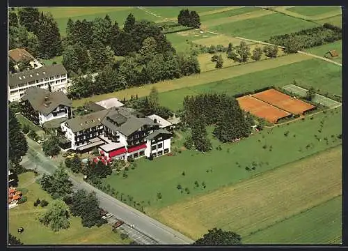 AK Bad Wörishofen, Kurhotel Tanneck T. u. M. Weinfurtner, Hartenthaler Strasse 29, Fliegeraufnahme, mit Tennisplatz