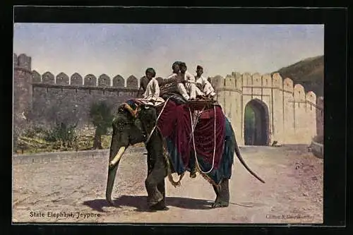 AK Jeypore, Gruppe auf einem Elefantenrücken vor einer Festung