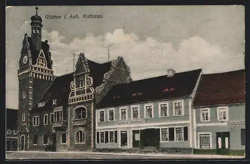 AK Güsten i. Anh., Rathaus und Fleischerei Otto Freye