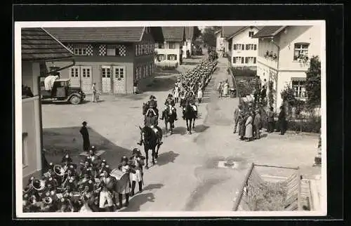 AK Altusried, Andreas Hofer-Spiele 1933, Männer auf Pferden mit Kapelle davor